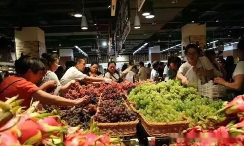 美籍华人“可怜中国”称美国最低工资吃得起水果