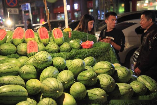 美籍华人“可怜中国”称美国最低工资吃得起水果