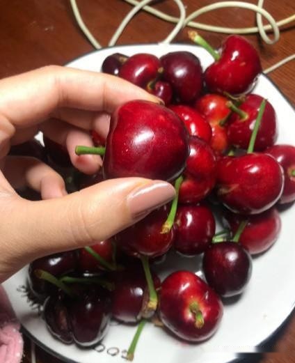 美籍华人“可怜中国”称美国最低工资吃得起水果