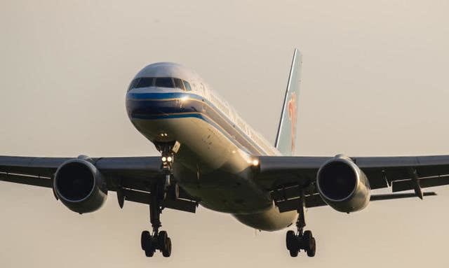 波音757客机降落时发生多处爆胎，致400多次航班延迟取消插图(1)