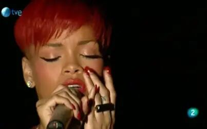 [图]【蕾哈娜的动情演唱】Rihanna - Stupid in Love (Live 2010 Rock in Rio ...