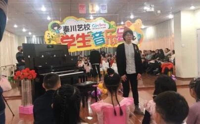 [图]“老阿姨”混进琴童新年音乐会表演钢琴练习曲《拜厄No.60》