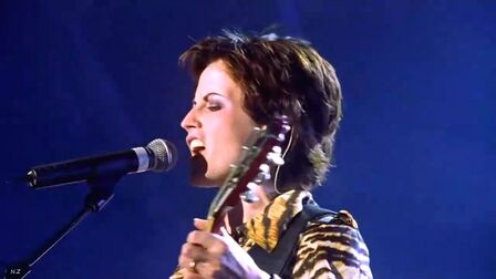 [图]The Cranberries - Promises 1999 Paris Live Video