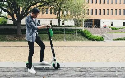 [图]游德州大学奥斯汀分校 | Riding Electric Scooter on UT Campus