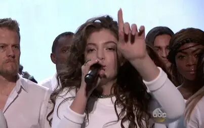 [图]Lorde - Yellow Flicker Beat Live (AMAs 2014) - 720p 软中英字幕