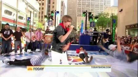 [图]【可爱】Justin Bieber - Baby ( Live at Today Show 2010.06.04 )