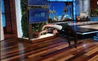 [图]【Ellen】Andrew Garfield Backflips for Charity