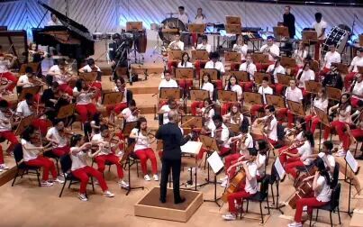 [图]Carlos Miguel Prieto conducts Falla, Montero, and Stravinsky