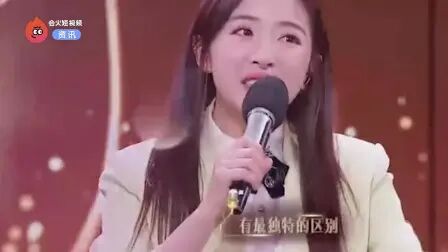 [图]张含韵15年后再唱《酸酸甜甜就是我》 众人哽咽泛泪光