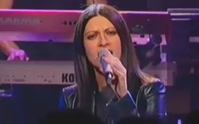 [图]Laura Pausini - It's not goodbye (Live MTV 2003)