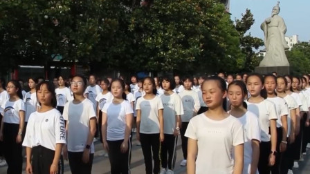 [图]百名学生迎端午:屈原雕像前齐诵《涉江》,声势浩大!