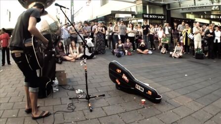 [图]沧桑又肆意!Passenger在澳洲街头演唱《The Sound of Silence》,...