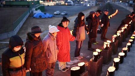 [图]日本多地举行311地震8周年悼念活动 5万灾民仍在等待回家