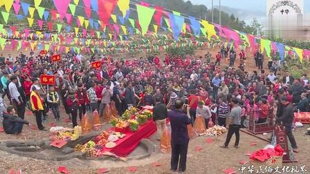 [图]广东梅州农村祭祖民俗活动,大家争先恐后给祖先行礼上香,人真多