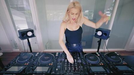 [图]霸气漂亮女 DJ Juicy M-Juicy 4CD Mashup-Crush On You