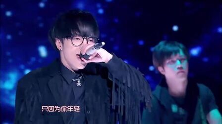 [图]华晨宇现场演唱《趁你还年轻》,温情励志歌曲,送给年轻的你