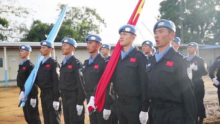 [图]中国第五支驻利比里亚维和警察防暴队国庆升旗