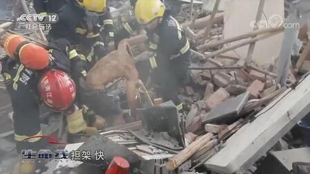 [图]槽罐车爆炸导致房屋坍塌,男子受压被困,消防员紧急救援|生命线