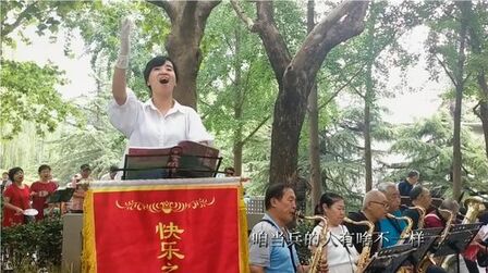 [图]张海霞指挥,军歌联唱《当兵的人》《我是一个兵》《打靶归来》