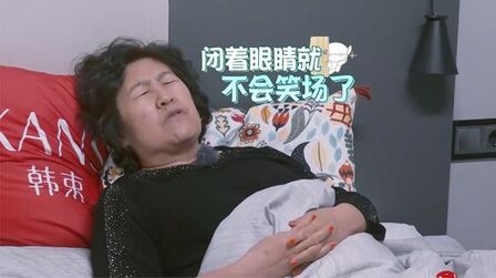 [图]我最爱的女人们:张家婆媳大战演戏,张妈妈为不笑场,闭着眼睛演