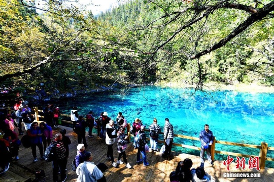 四川九寨沟景区试开园迎来首批游客 第1页