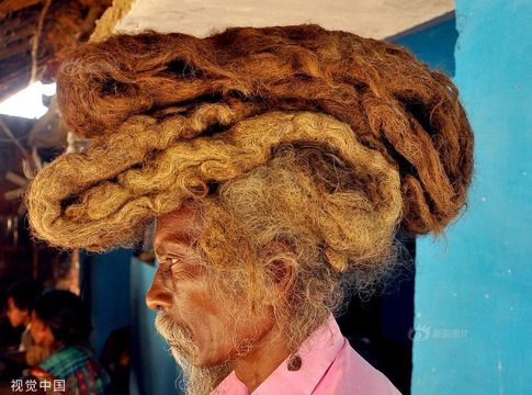 印度老人受“神灵”感召40年不理发 头发缠绕如“地毯” 第1页