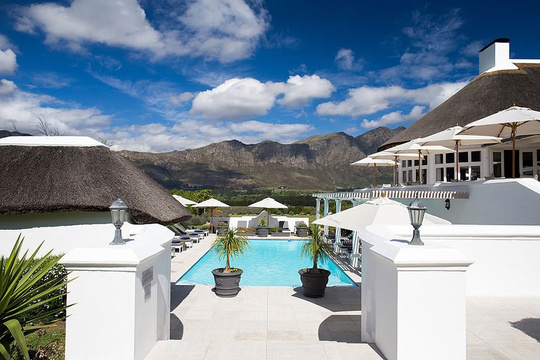 入住南非葡萄园酒店 将玻璃酒杯放在令人惊叹的美景中 第1页