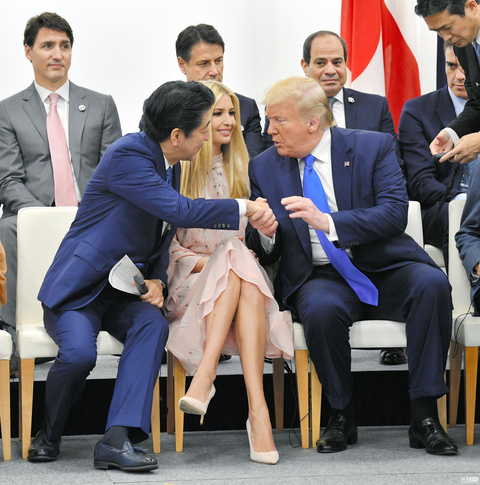 G20女性赋权会议 伊万卡站安倍和特朗普中间(2) 第2页