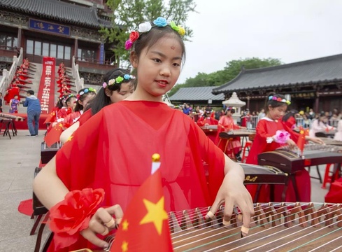 望海楼广场 上百人古筝齐奏献礼祖国(8) 第8页