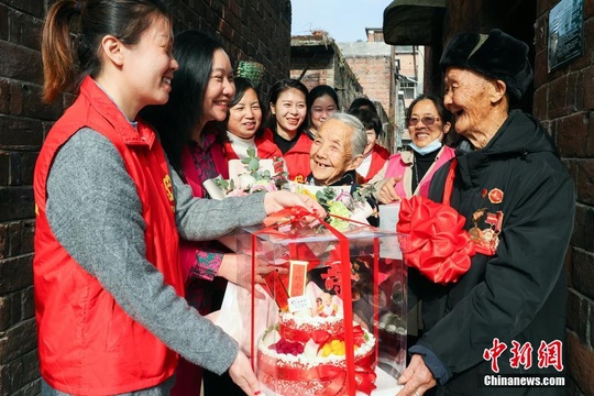 湖南临武县志愿者为93岁抗美援朝老兵送祝福 第1页