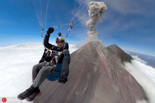 男子在活火山玩滑翔伞 围观火山喷发 第1页