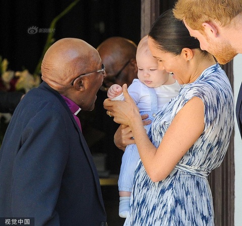 英哈里王子夫妇抱娃会见南非大主教 小不点软萌可爱(4) 第4页