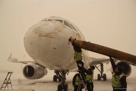 乌鲁木齐机场降沙尘雪 飞机被脏雪覆盖(7) 第7页