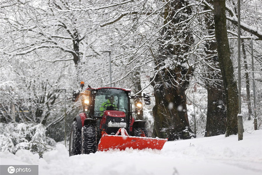 英国斯塔福德郡迎来降雪 银装素裹白茫茫一片(4) 第4页