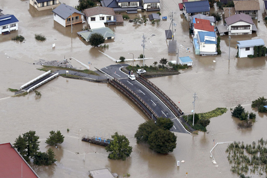 强台风“海贝思”袭击日本 河流泛滥交通瘫痪 第1页