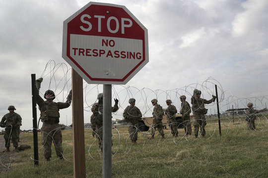 中美洲移民逼近美国边境 美士兵铺设铁丝网应对 第1页