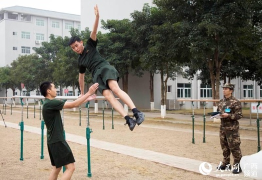 广西武警:准参谋结业考核重重过关 第1页