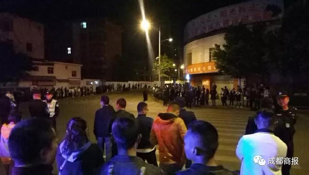 凉山森林大火遇难人员遗体连夜送回西昌 市民深夜泪别救火英雄(2) 第2页