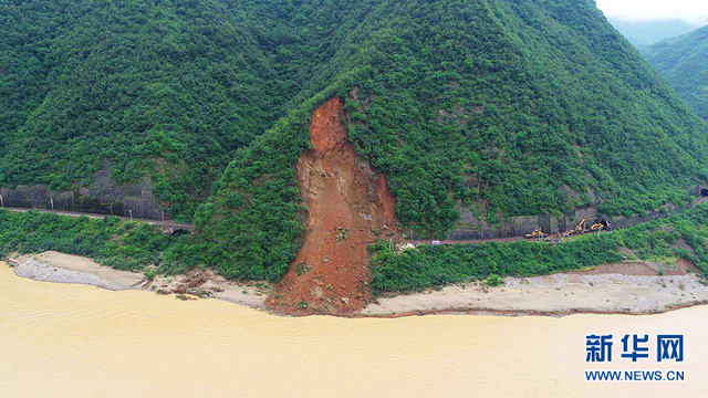 航拍宝成铁路山体崩塌现场 千余人奋力抢险 第1页