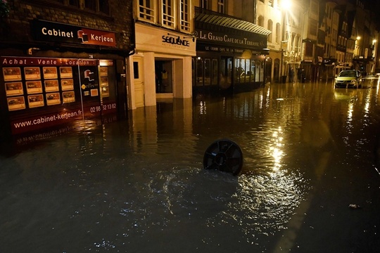 法国遭洪水肆虐 房屋被淹街区一片汪洋(3) 第3页