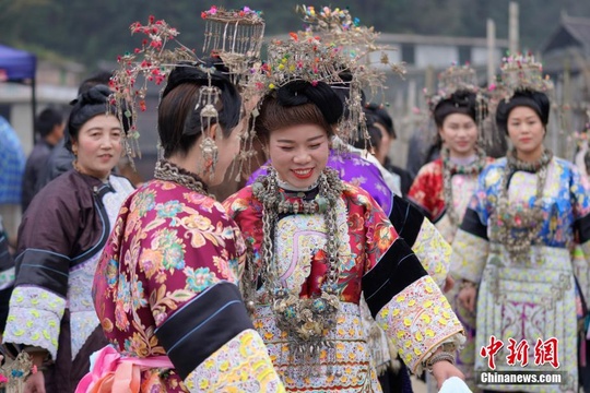 贵州侗女华丽服饰“吃相思”(2) 第2页