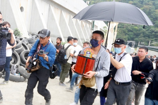 台湾列车脱轨事故:罹难者家属举行追悼会(4) 第4页