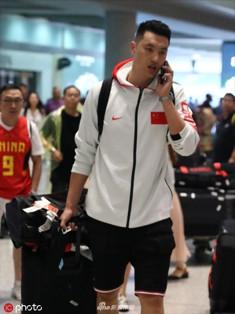 中国男篮球员深夜抵达北京机场(7) 第7页