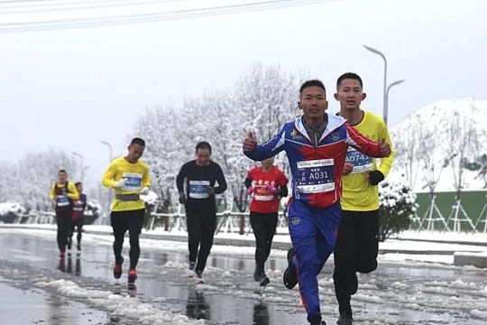 2020晋城马拉松融雪中开跑(8) 第8页