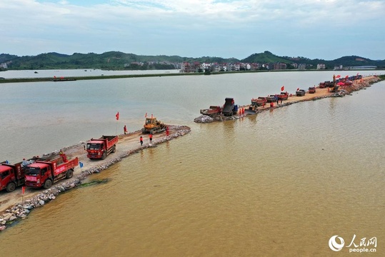 江西鄱阳中洲圩溃口成功合龙 第1页