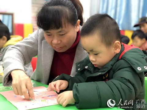 平果县妇幼开展“小小贺卡迎新年”活动 让特殊儿童感受快乐与关爱 第1页