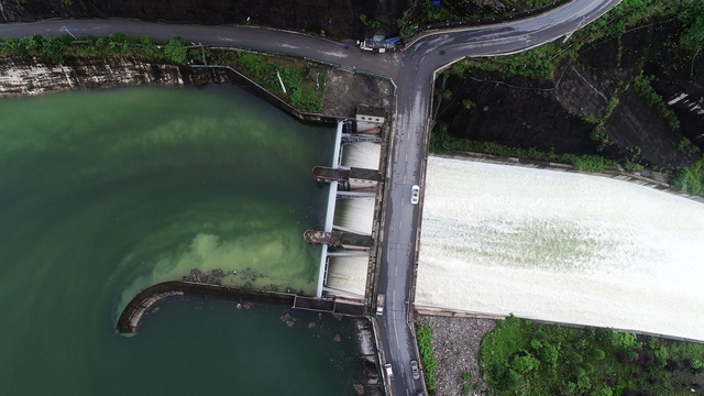 重庆:强降雨致水位猛涨 金家坝水库开闸泄洪(3) 第3页