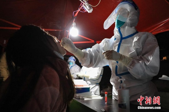贵州遵义:医护人员深夜为居民进行核酸检测 第1页