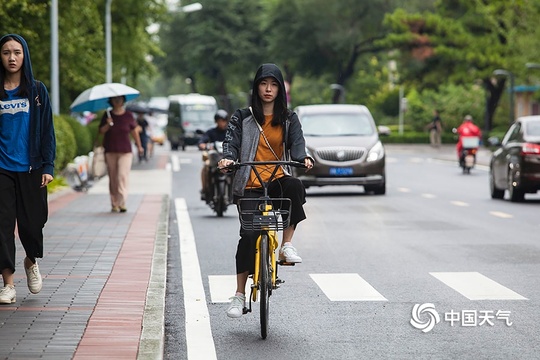 雨水添凉意 北京街头行人短袖换长衫(4) 第4页