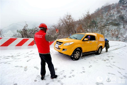 湖北大悟供电公司党员突击队冒雪抢修供电线路 第1页